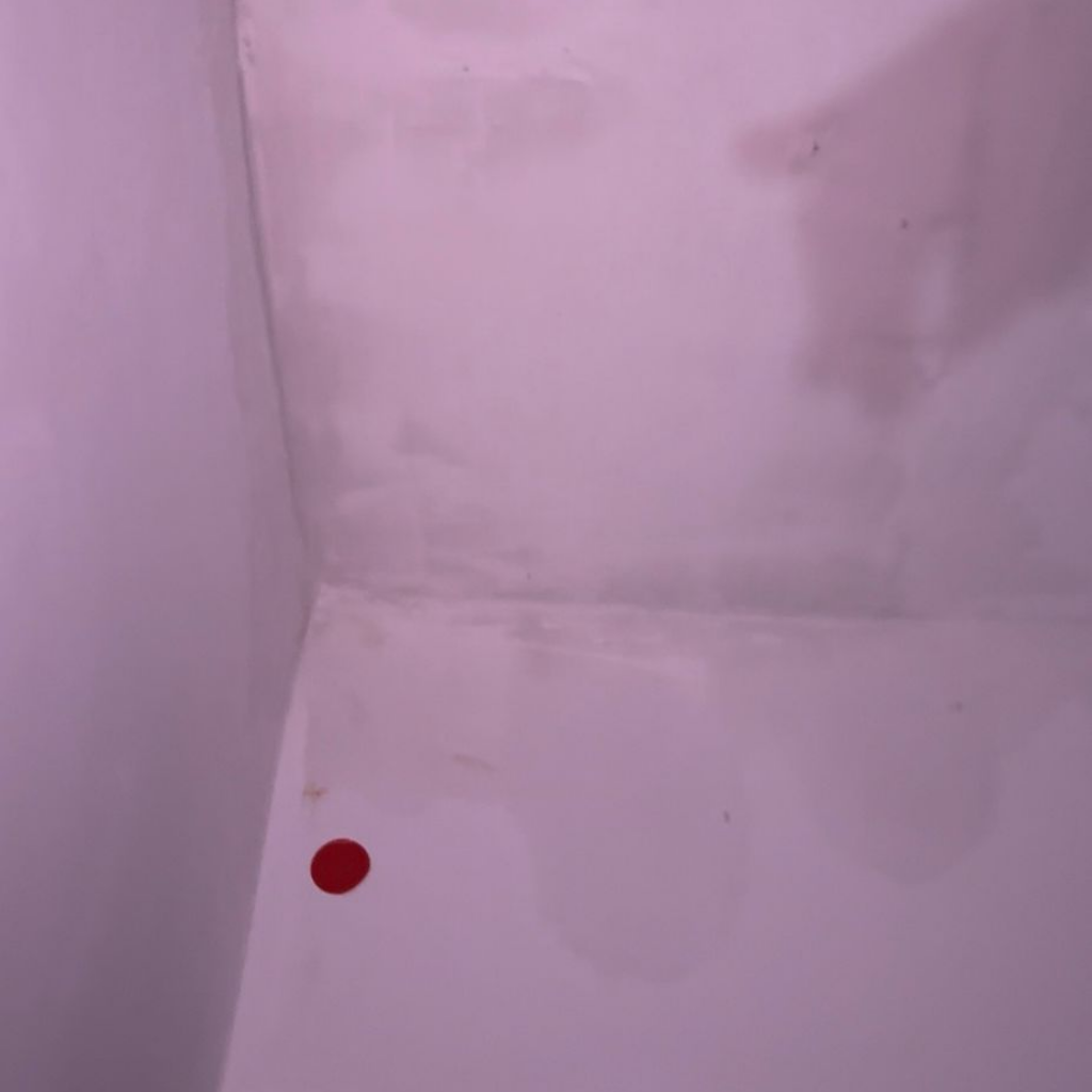 Diagnóstico de engenharia diagnóstica identificando infiltração crônica e vazamento no teto, gerando danos no forro e pintura.