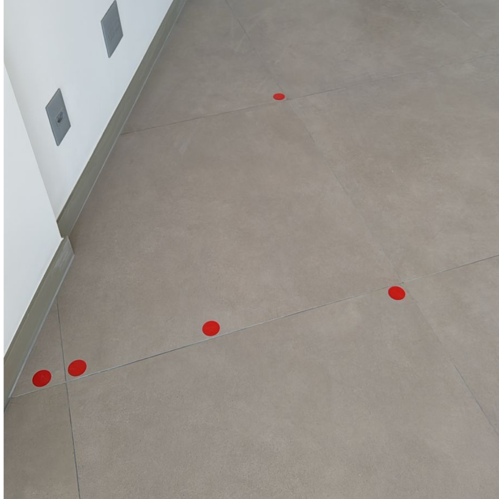 Inspeção de engenharia diagnóstica identificando piso com ressalto e desnível em apartamento novo.
