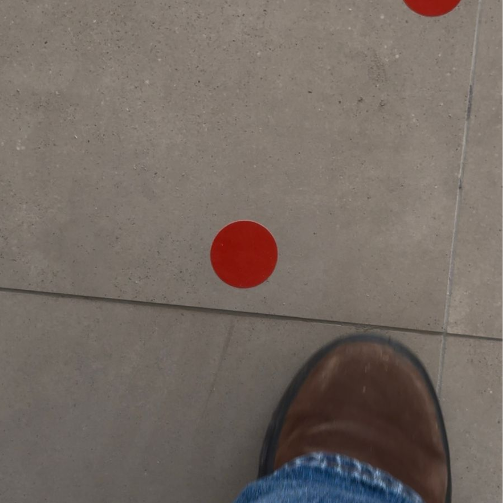 Teste de percussão em vistoria técnica no RJ para identificação de piso oco e falha de assentamento em revestimento cerâmico.