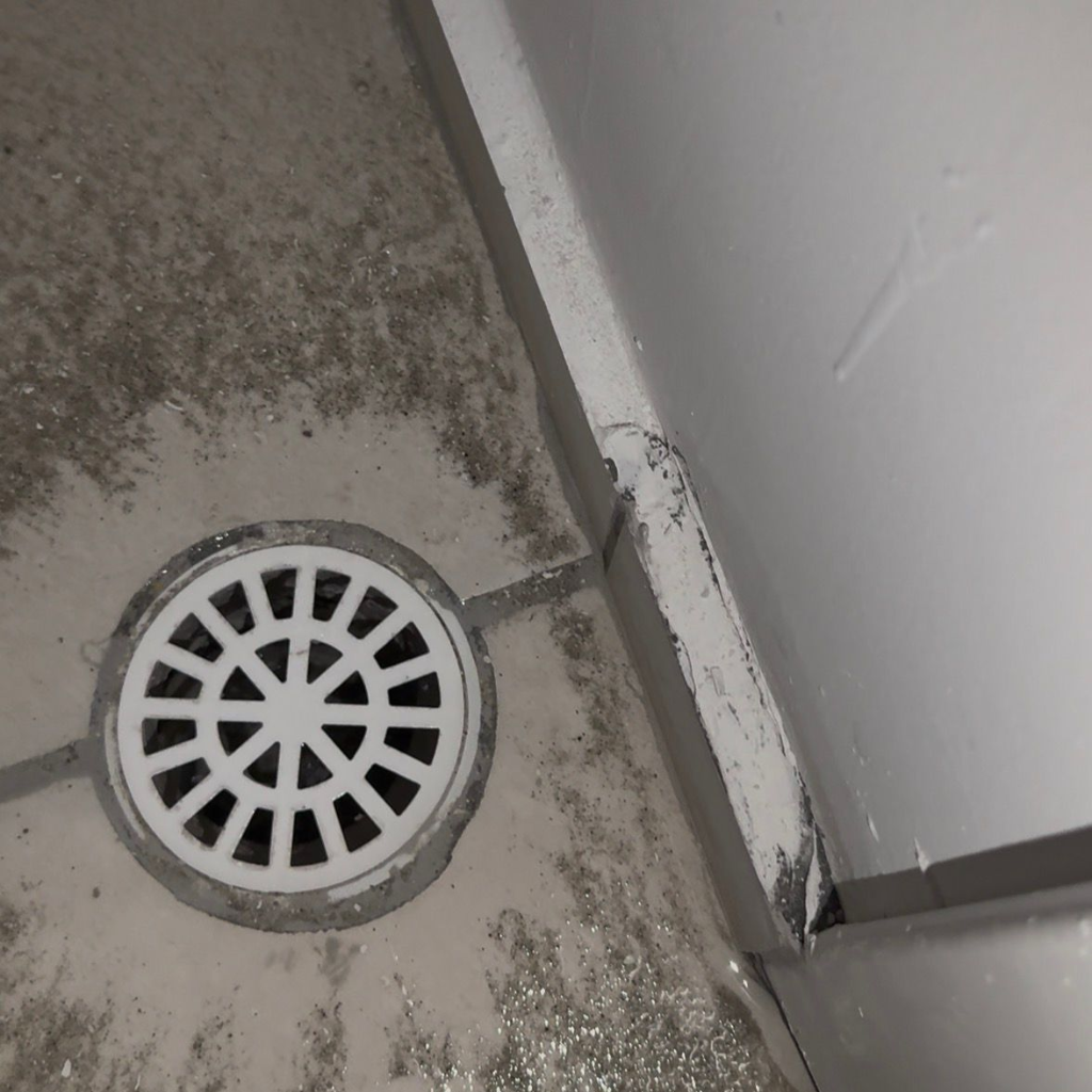 Detecção de ralo de banheiro obstruído por restos de obra e entulho durante vistoria técnica para recebimento de chaves