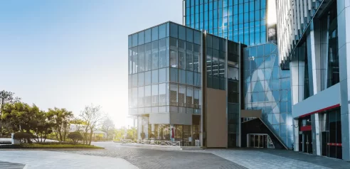 Engenheiro realizando Laudos e Autovistoria Predial RJ com equipamentos de precisão.